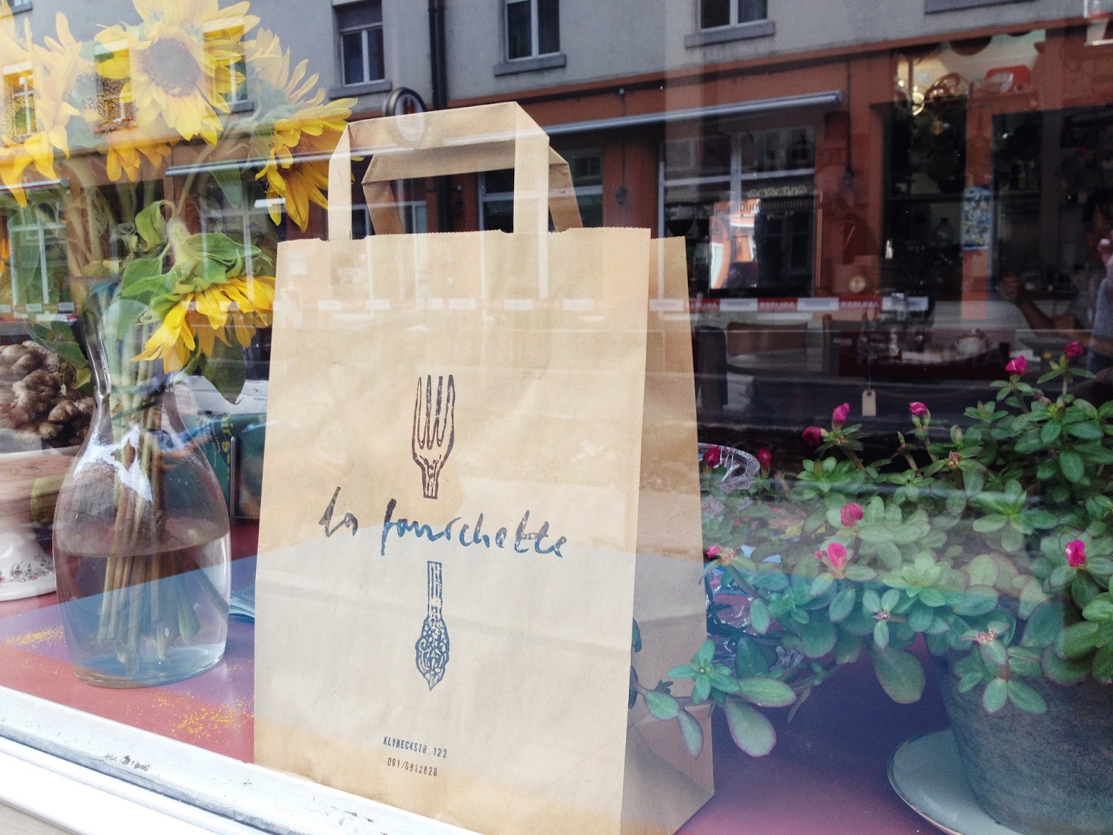 https://sarahweishaupt.ch/media/pages/home/erscheinungsbild-restaurant-la-fourchette/6ed074b0ca-1624633499/foto.jpg